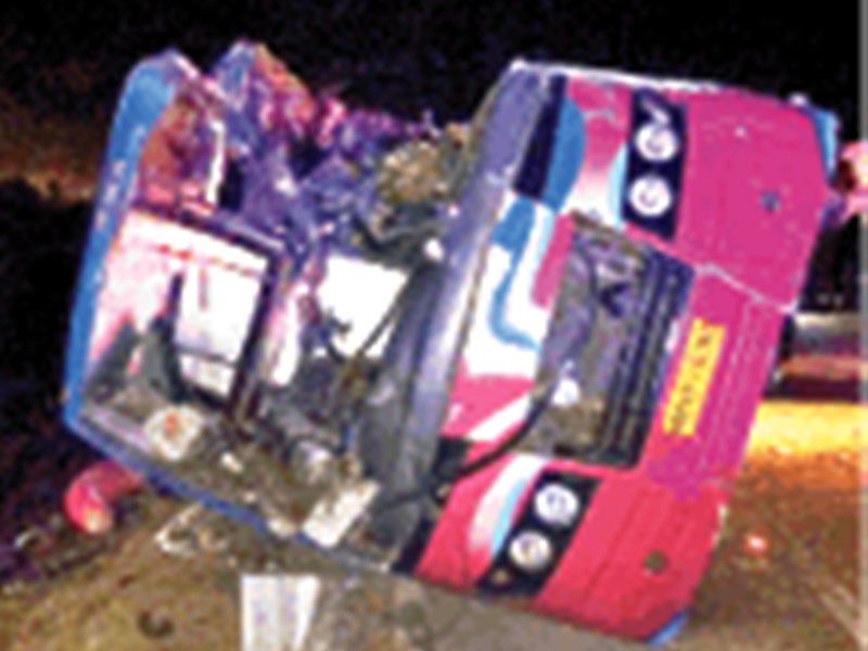 दर्दनाक सडक़ हादसा: ट्रक और बस की टक्कर में चार लोगों की मौत