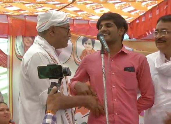 Digvijaya-Singh-asks-a-youth-in-the-crowd-did-you-get-Rs-15-lakhs-in-your-account
