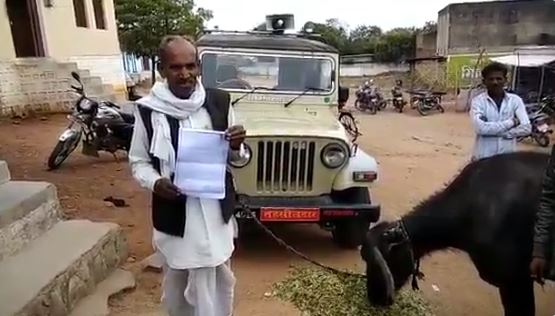 farmer-tie-buffalo-with-tehsildar-jeep-in-tikamgarh