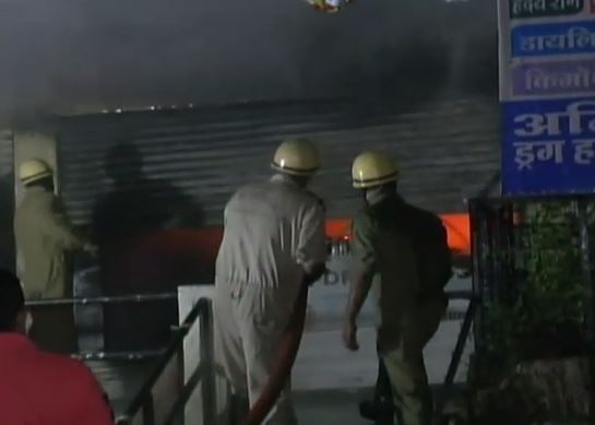 इंदौर में फिर भड़की आग, दवा बाज़ार की दुकान चपेट में आने से लाखों का नुकसान