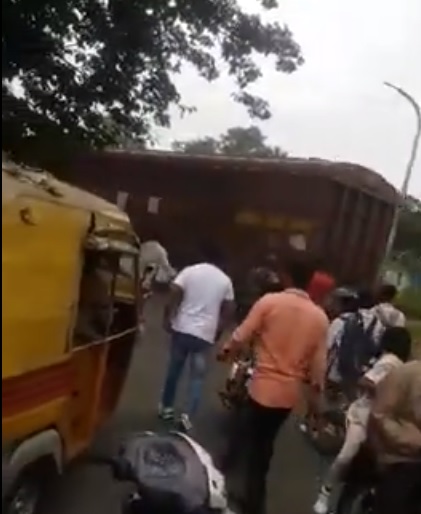 VIDEO: बिना इंजन बारूद से लदा ट्रेन का डब्बा ट्रैक पर दौड़ा, लोगों में फैली दहशत