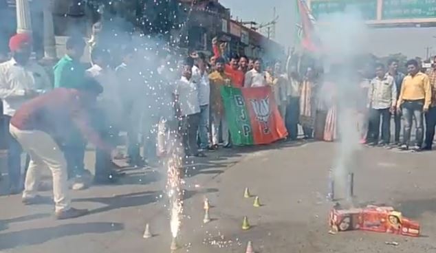 Maharashtra Politics: एमपी में जश्न का माहौल, बीजेपी ने फोड़े पटाखे