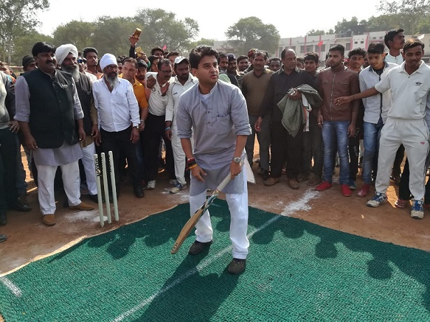 scindia-play-cricket-in-guna