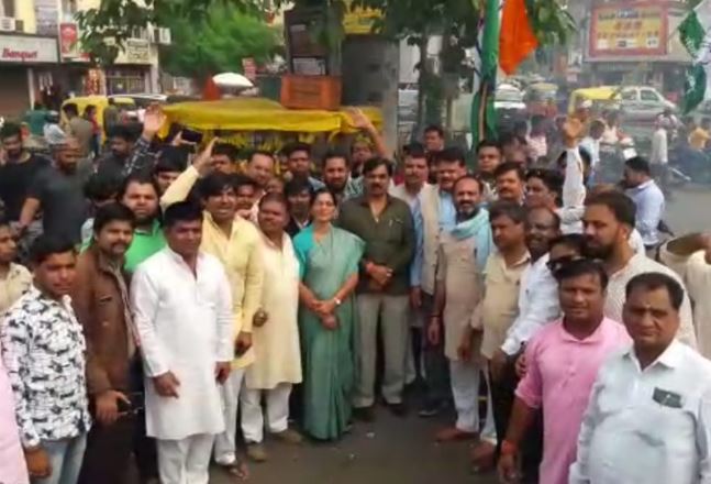 जबलपुर में कांग्रेस कार्यकर्ताओं ने झाबुआ की जीत का मनाया जश्न