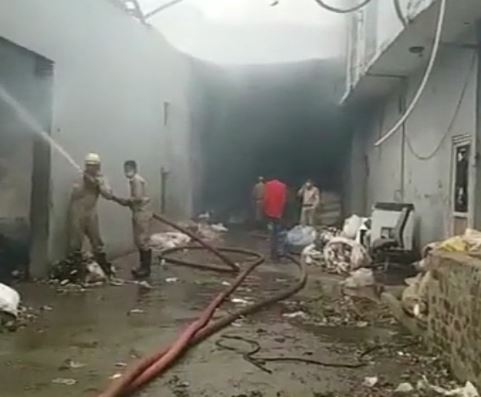 इंदौर में आगजनी की घटना जारी, अब पन्नी की फैक्ट्री में लगी आग