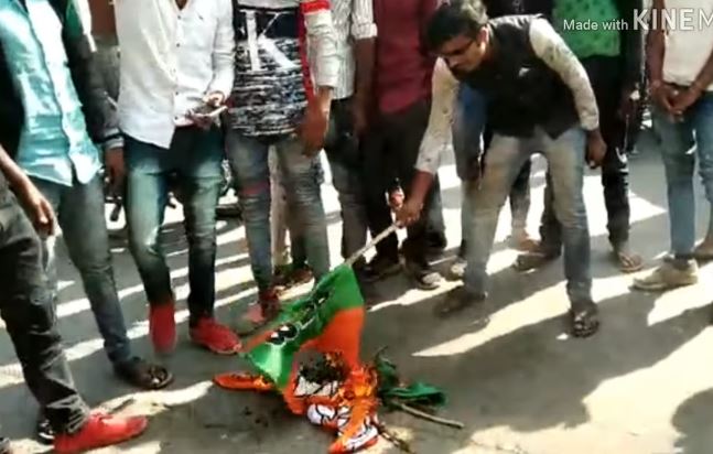 BJP-flag-burn-by-angry-people-in-mandsaur
