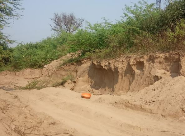 ग्राम कटार में रेत का गोरखधंधा जोरों पर, अवैध खननकर्ताओं पर महरबान प्रशासन