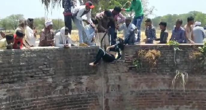 Lovers-couple-jumped-into-the-well-and-committed-suicide-in-rajgadh-