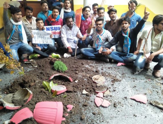 NSUI-worker-protest-in-university-jabalpur
