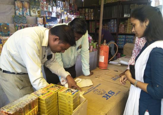 फटाका बाजार में तहसीलदार का औचक निरीक्षण, दुकान मालिको पर ठोका जुर्माना