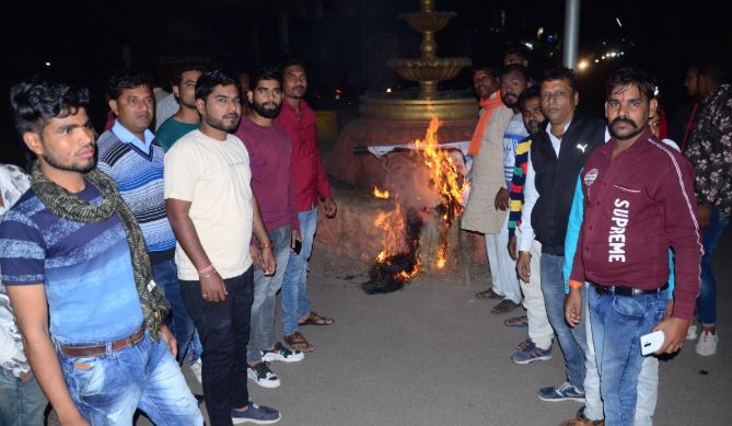 शिव सैनिकों ने लगाए मुर्दाबाद के नारे, पवार और फडणवीस का जलाया पुतला