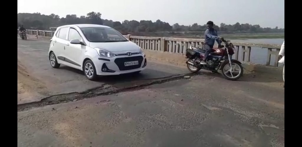 hoshangabad-state-highway-crack