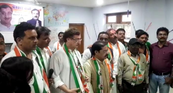 -BJP-leader-joins-Congress-after-stop-election-campaign-in-jabalpur-