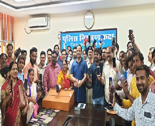 दीपावली में जबलपुर पुलिस ने दिए उपहार, गुम हुए 80 मोबाइल तलाश कर किए वापस