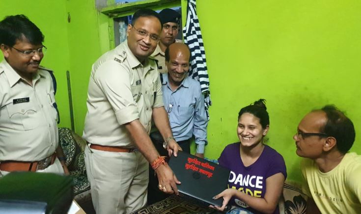 Helped-of-Vaishnavi-who-lost-one-leg-in-accident