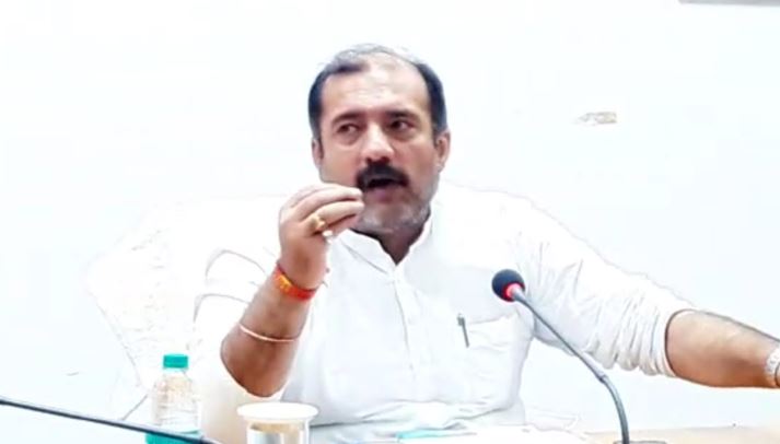 minister-tarun-bhanot-angry-in-meeting-against-officers-