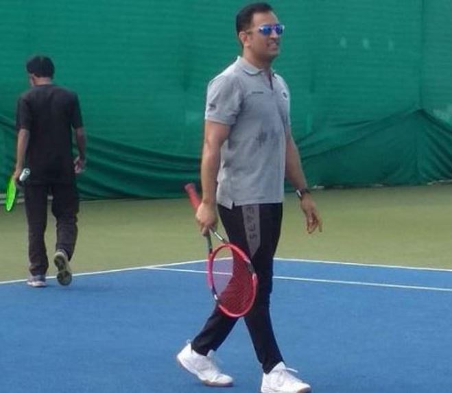 dhoni-played-tennis-