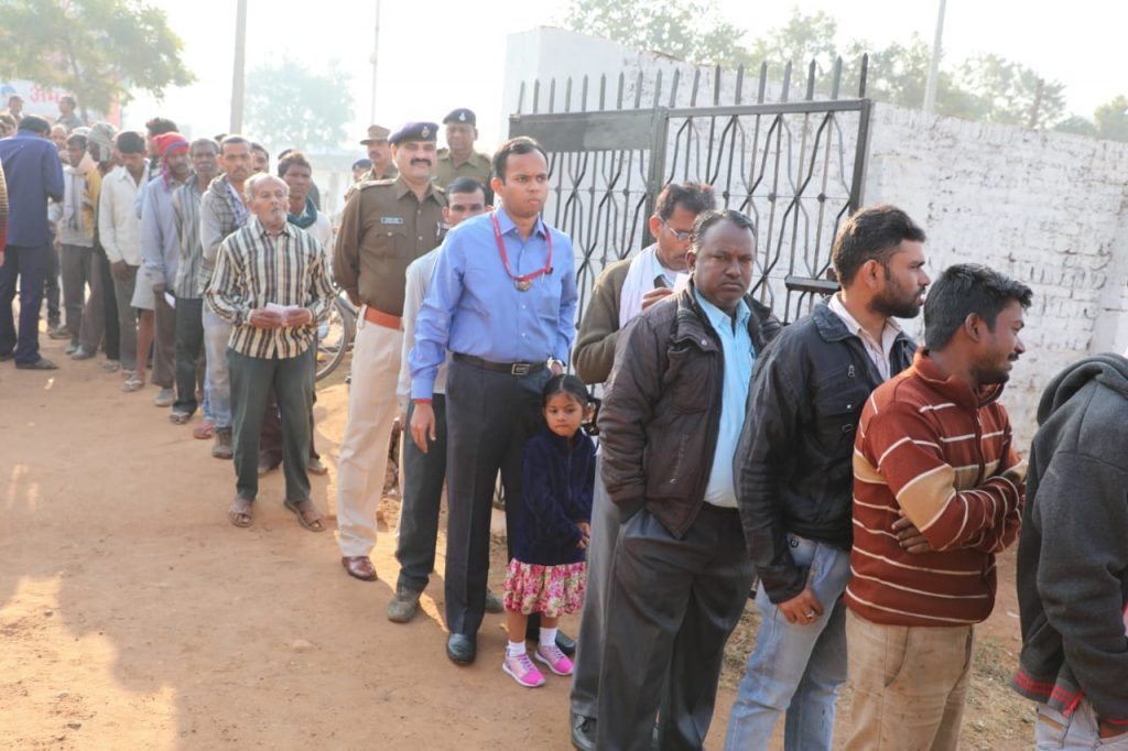 collector-and-sp-cast-their-vote-in-katni-