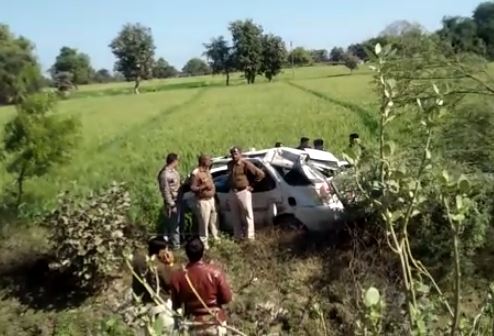 a-car-accident-in-tikamgarh-3-youth-dead-and-one-injured