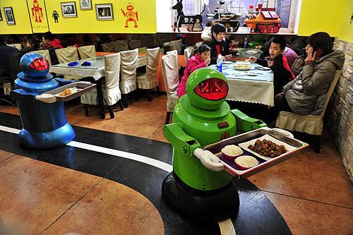अब रेस्टॉरेंट में नहीं बिगड़ेगा आपका मूड, रोबोट्स परोसेंगे खाना