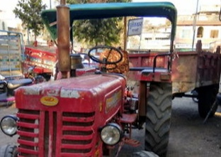 Tractor-trolley-filled-with-illegal-sand-here-in-MP