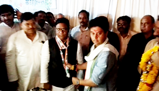 bsp-candidate-dhakad-lokendra-singh-rajput-join-congress-in-guna-shivpuri