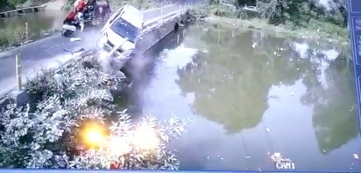 अनियंत्रित होकर नदी में गिरी कार, सामने आया दिल दहला देने वाला वीडियो