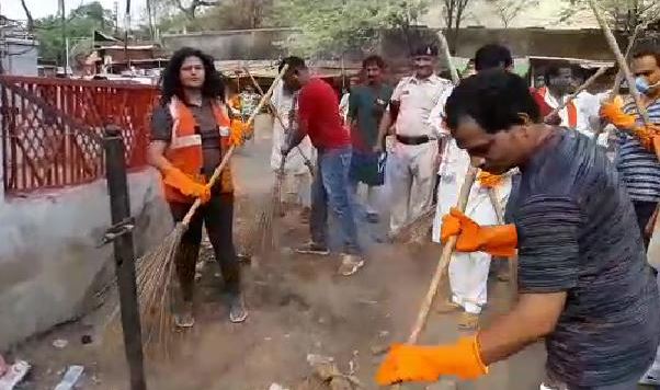 rajgadh-collector-cleaning-of-roads-by-broom-
