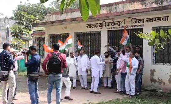 कांग्रेस का BJP के खिलाफ पूंगी बजाकर विरोध प्रदर्शन, सांसद नंदकुमार के खिलाफ नारेबाजी