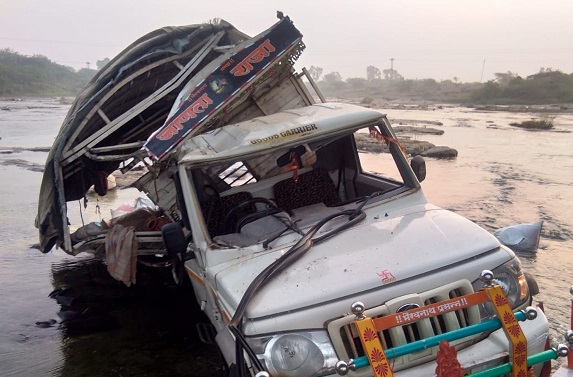 एमपी से महाराष्ट्र जा रहा वाहन नदी में गिरा, 7 लोगों की मौके पर मौत
