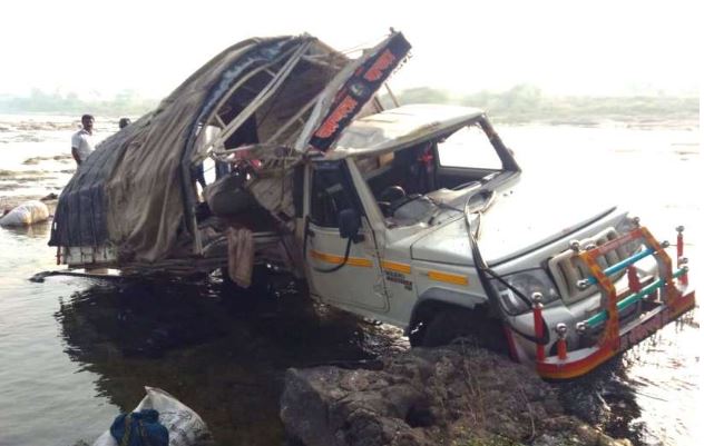 दर्दनाक हादसा, पुल से नदी में गिरा पिकअप वाहन, 7 की मौत