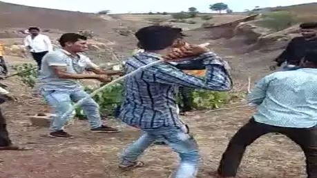 video-viral-for-girl-beaten-by-family-in-dhar