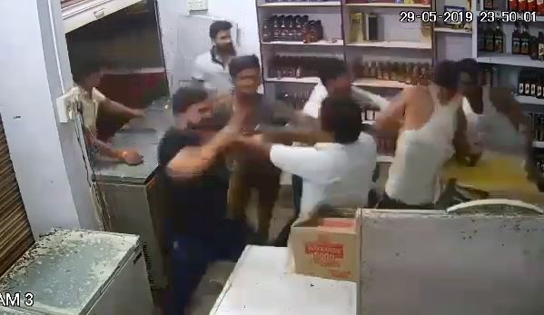 culprit-attack-on-liquor-shop-in-katni-video-viral