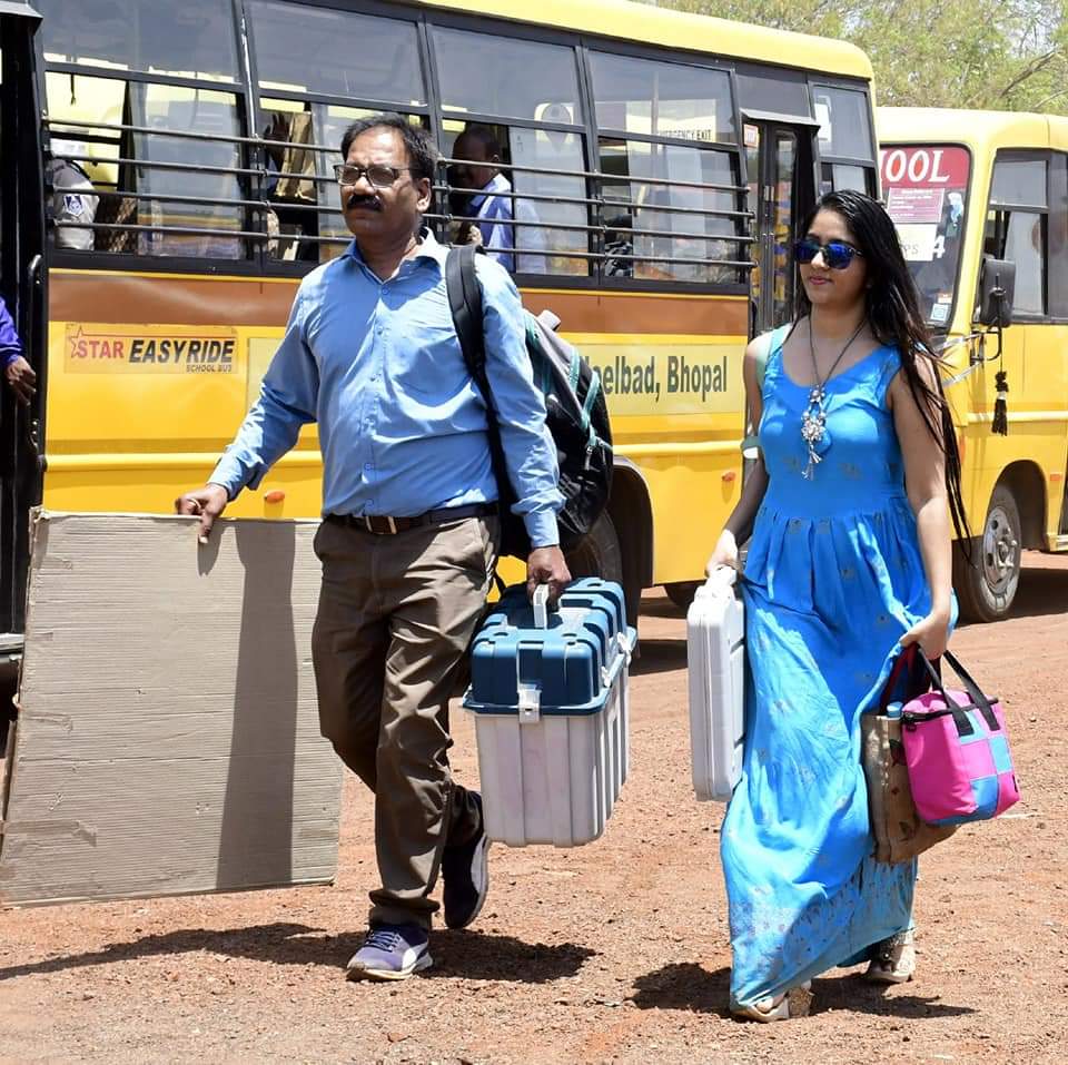 'पीली साड़ी' के बाद अब थम नहीं रही 'नीली ड्रेस' वाली Lady की चर्चा, जानिये Viral Photo की कहानी