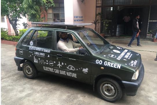 यूनिवर्सिटी के प्रोफेसर ने बनाई सोलर ई-कार, 60 की स्पीड से 80 किमी तक करे सफर
