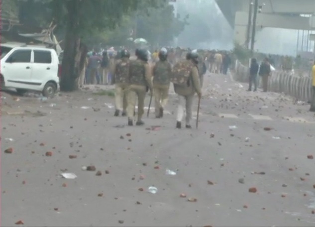दिल्ली में फिर बवाल, सीलमपुर-जाफराबाद में हिंसक प्रदर्शन, पुलिस पर पथराव