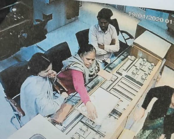 ग्राहक बनकर पहुंची दो महिलाओं ने चुराई 42.50 सोने की चार चूड़ी, CCTV में कैद