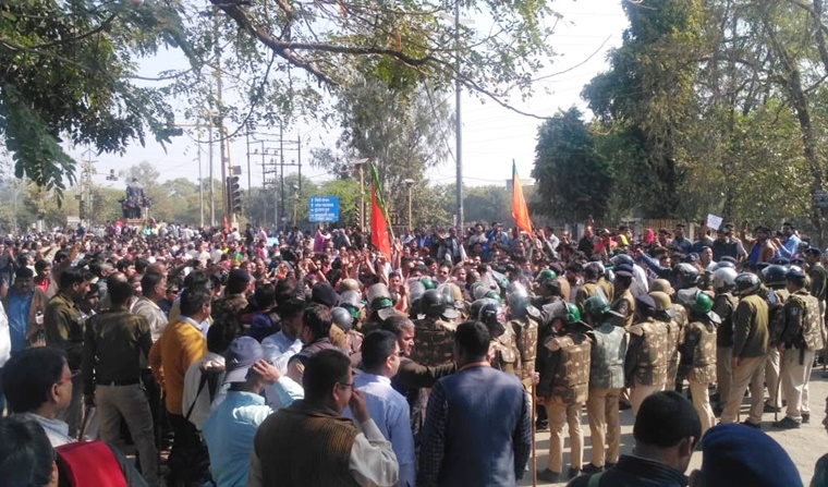 भाजपा का जबरदस्त विरोध प्रदर्शन, पुलिस ने भांजी लाठियां, सांसद समेत सैंकड़ों कार्यकर्ता गिरफ्तार
