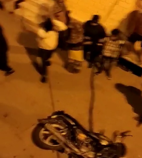 दो भाईयों की गुंडागर्दी का वीडियो वायरल, लाठी डंडों से तोड़ी बाइक