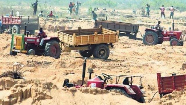 सिंध नदी पर पुलिस और राजस्व अमले ने मारा छापा, भागे रेत माफिया