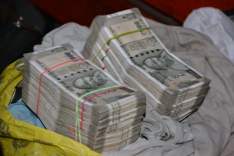 डबरा पुलिस की कार्रवाई- व्यापारियों से पकड़े 16 लाख रुपए