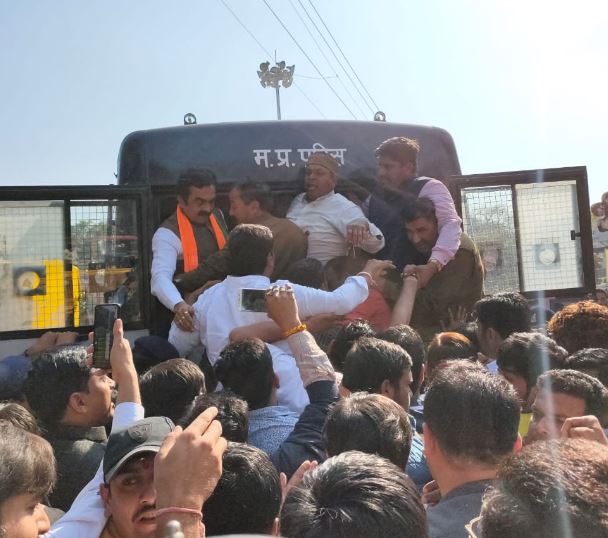 भाजपा प्रदेश अध्यक्ष राकेश सिंह ने दी सैकड़ों कार्यकर्ताओँ के साथ गिरफ्तारी