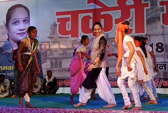 चकेरी मेला में बच्चों के साथ रामबाई ने किया मंच पर डांस