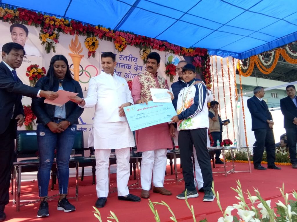 खेलो इंडिया प्रतियोगिता में कांस्य पदक जीतने पर प्रदेश सरकार ने छात्रा को किया सम्मानित