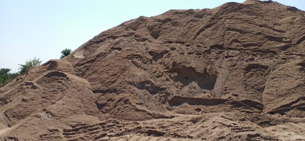 रेलवे लाइन निर्माण कार्य में रेत माफियाओं द्वारा खपाई जा रही है अवैध रेत