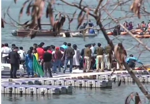 VIDEO: भोपाल में आईपीएस अफसरों से भरी नाव पलटी, कई पानी में गिरे