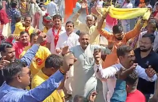 जब 'शिव' भक्तों संग जमकर थिरके BJP विधायक, देखें वीडियो