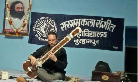 जर्मन के युवक को भाया हिंदुस्तानी शास्त्रीय संगीत, अब दुनिया भर में मचा रहा धूम