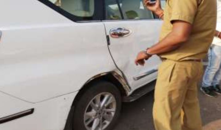 कमलनाथ के मंत्रियों का वाहन दुर्घटनाग्रस्त, बाल बाल बचे