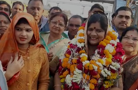 रेलवे स्टेशन पर महिला बाल विकास मंत्री का भव्य स्वागत, कार्यकर्ताओं ने जमकर की आतिशबाज़ी